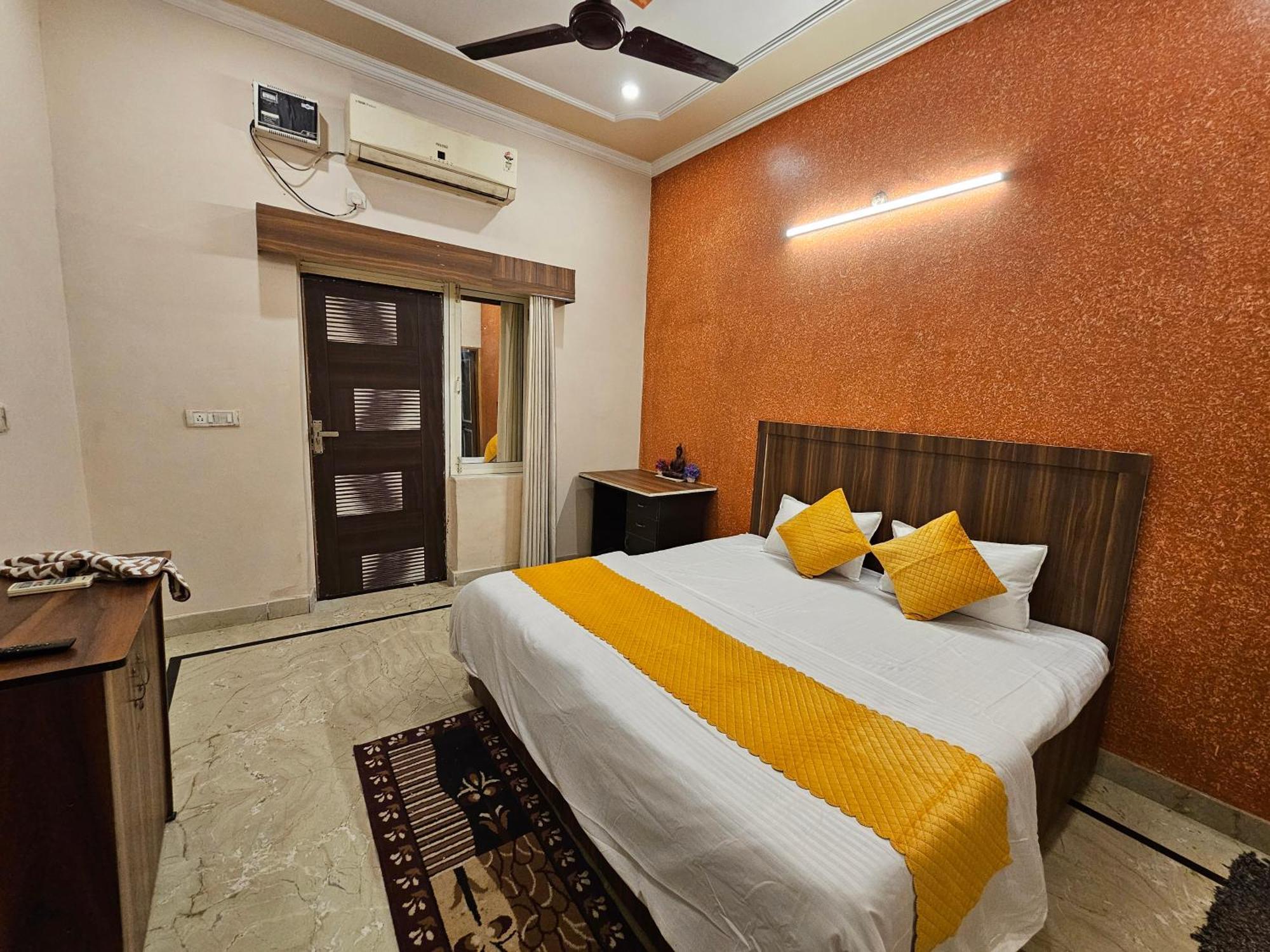 Krishna'S Land Hotel Vrindāvan Eksteriør billede