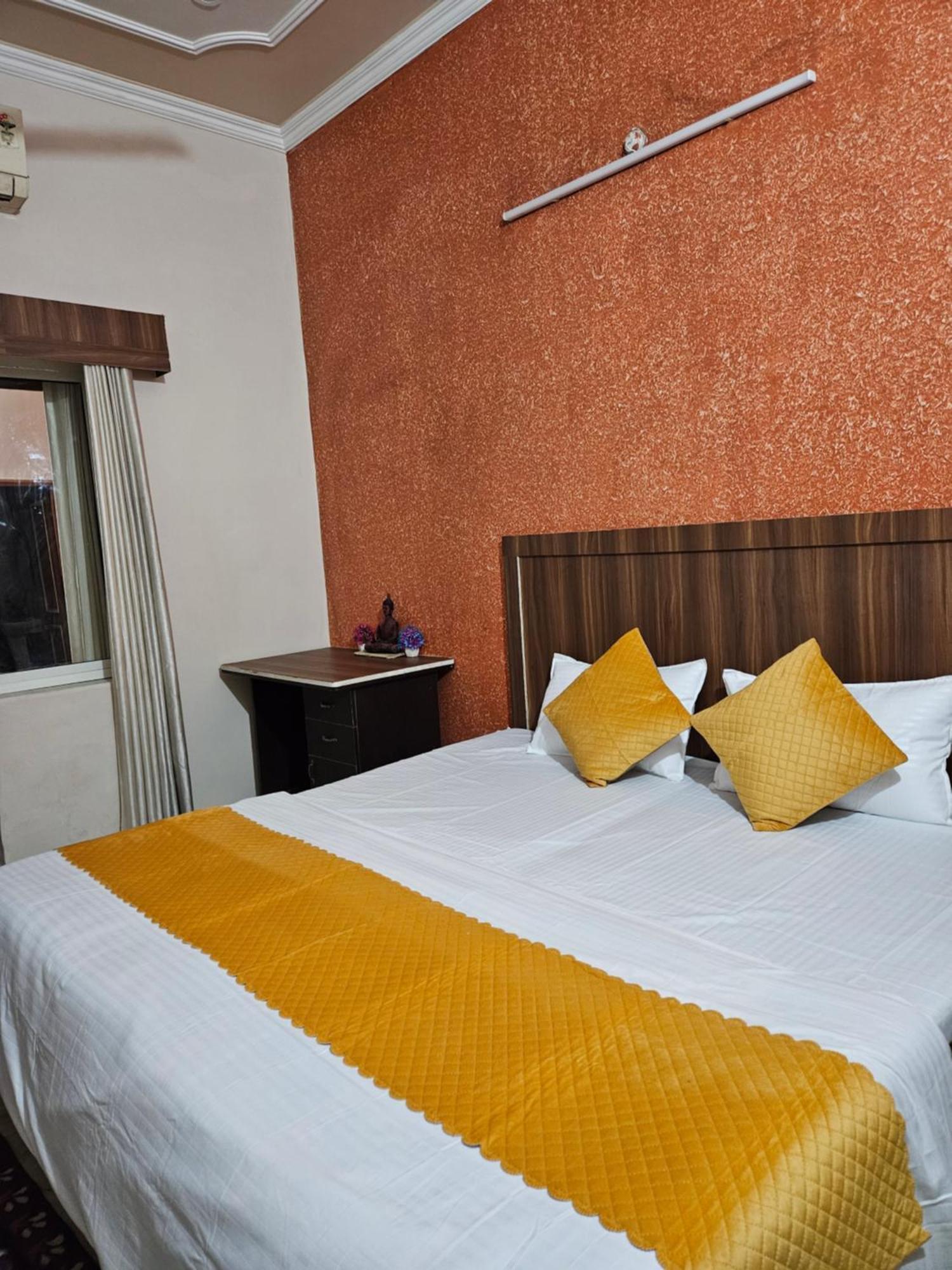 Krishna'S Land Hotel Vrindāvan Eksteriør billede