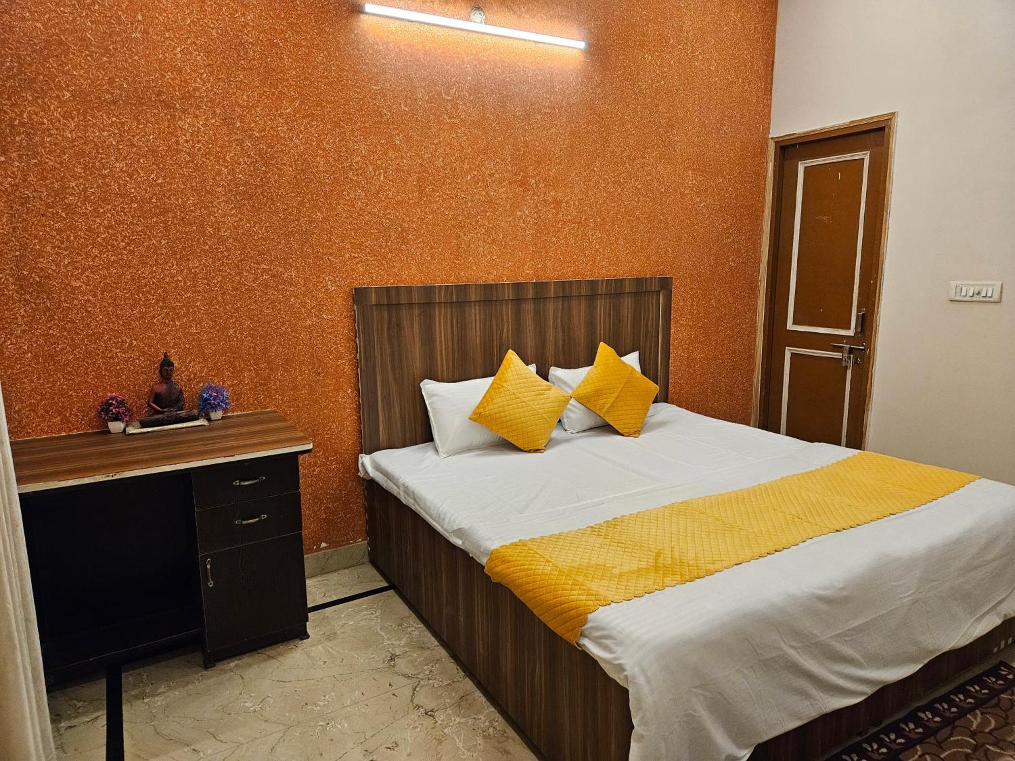 Krishna'S Land Hotel Vrindāvan Eksteriør billede