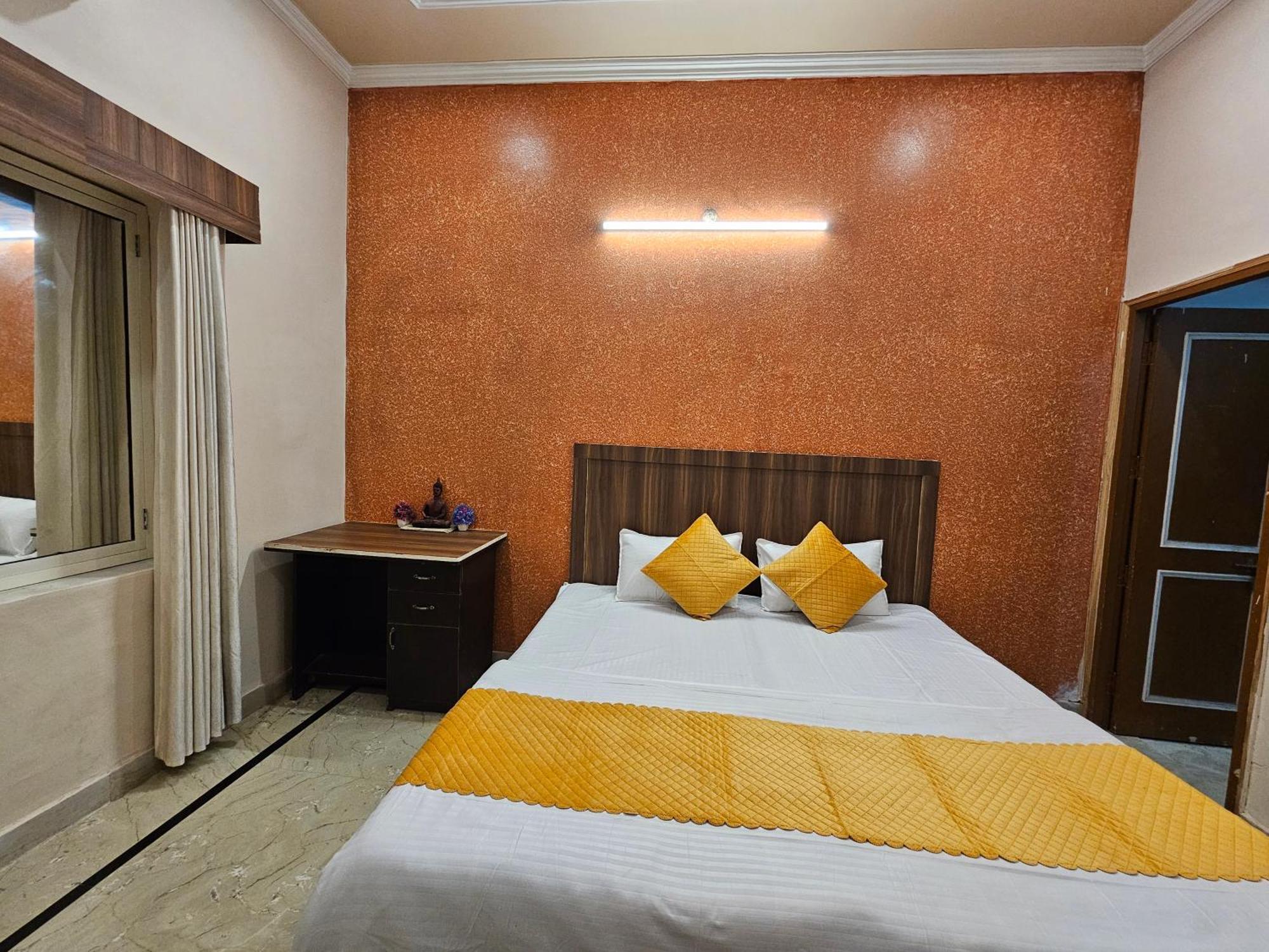 Krishna'S Land Hotel Vrindāvan Eksteriør billede